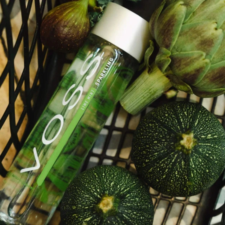 Voss Limonka Mięta – woda gazowana, w szklanej butelce 375 ml (Norwegia)